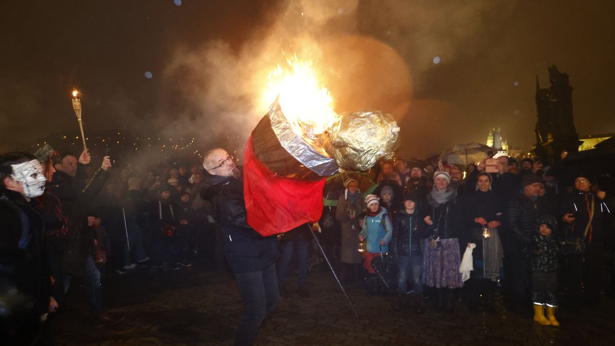 FOTO: Slaměnou „Zemanou“ ve Vltavě se lidé rozloučili s odcházejícím prezidentem